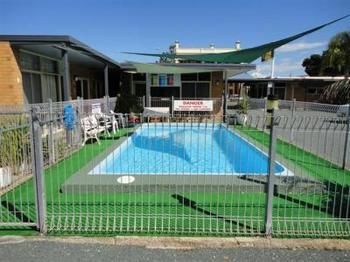 Cobb Inlander Motel Hay